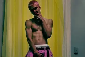 贝克汉姆17岁三儿子光膀子登封面，父母深感骄傲，网友却称辣眼睛图片