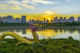 太原：飞龙披彩庆团圆图片
