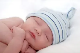 注意！宝宝呛奶后家长不要这样做，可能导致孩子吸入性肺炎图片