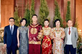 窦骁妈妈参加儿子婚礼，穿一袭旗袍出镜超年轻，还意外撞脸林青霞图片