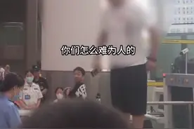 男子带充电宝在高铁站被拦，想放柜台留电话遭拒，怒吼“你们难为人”，12306：超27000毫安充电宝不能带上车图片