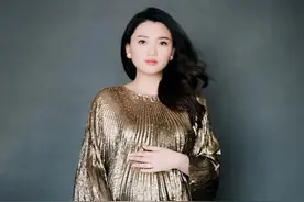 她是娇俏可爱的地产千金，嫁富二代帅老公，3场婚礼2个儿子命真好图片