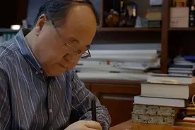 莫言：夹紧尾巴做人图片