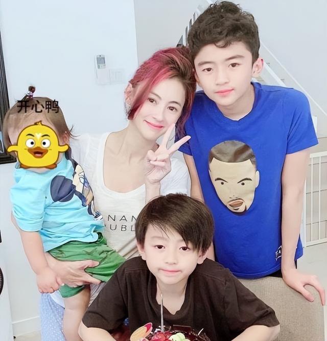 港媒曝张柏芝领证，3胎生父被找到谢贤无奈接受，曾霸占李小冉4年