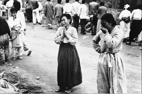 美军开饭，给男俘一个饭团，给18岁朝鲜女兵肉罐头，一年后她疯了图片