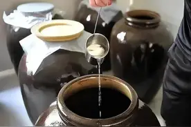 农村“自制酒”，为啥以前大家喝的没事，如今却说喝了有害健康？图片