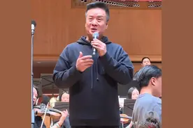 66岁阎维文近照曝光，满头白发唱歌吃力，穿7000元卫衣引网友吐槽图片