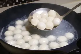 煮汤圆时，总是破皮露馅？凉水下锅还是开水下锅？教你最正确做法图片