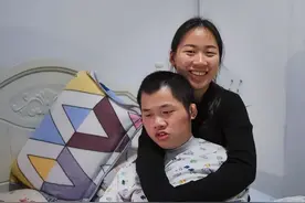 27岁女孩每天和23岁弟弟同睡，称：不结婚，一辈子陪着弟弟图片