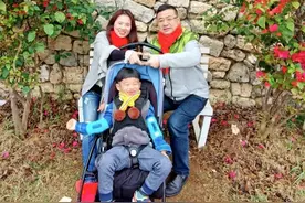 5岁男童患“自毁容貌综合征”：反复咬自己，家人24小时照顾防自残图片