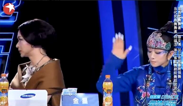 杨丽萍新舞蹈“一丝不挂”，被摸下体表情陶醉，金星的质疑是对的