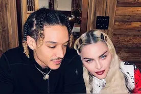 63岁麦当娜晒六娃齐聚“全家福”，扑向27岁男友索吻，太热烈了图片