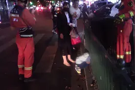 调皮男童头部被栏杆卡住，消防队员紧急救援图片