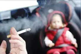 老人在孩子面前抽烟，宝妈劝阻反遭怼：我家轮不到你来说图片