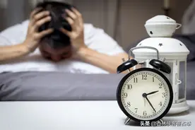 老是夜里2、3点醒？多半是这条经堵了，教你一招，睡到大天亮图片