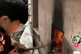 来报恩的吧！烟台8岁男孩抢着帮父母烧火、刷碗，妈妈：不让干也干 网友：我8岁只会挖沙子图片