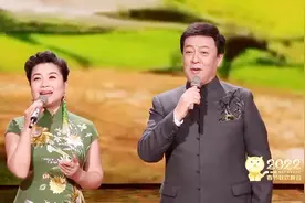 张也唱响虎年春晚：她含泪陪父亲抗癌6年，托起孤单母亲的晚年图片