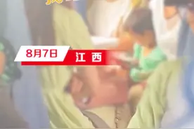 女生裙子被小孩弄脏反被家长骂，目击者：小孩车厢内撒尿，不断摸对方裙子，家长还诅咒女生出门被车撞图片