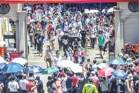 清华大学“怪现象”，学霸遍地没人染头发，戴美瞳化妆还惹争议图片