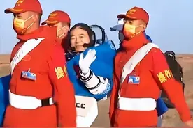 神舟十六号航天员已经返航，出舱时肿胀的脸，让人心疼图片
