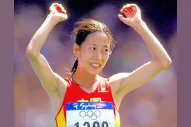 没人看好她，偏偏就她争气！夺冠后没有国旗和欢呼，孤独绕场一周图片