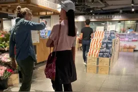 梁洛施又回加拿大！14岁大儿子高大帅气，身价过亿不入豪门太幸福图片