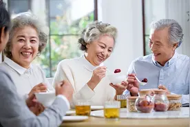 退休医生直呼：寿命长并非多走路和多睡觉，而是坚持这2件小事图片