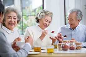 退休医生直呼：寿命长并非多走路和多睡觉，而是坚持这2件小事图片