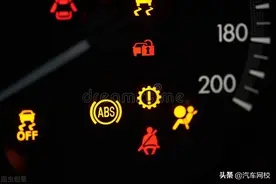 年检后亮了一堆故障灯 要怎么消除图片