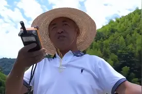 江西一大爷发明无人插秧机，一人搞定百亩插秧，农业专家赞叹不已图片