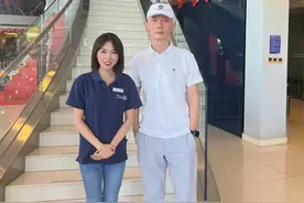 葛优现身4S店！被曝买下百万豪车，与美女合影双手插兜保持距离图片
