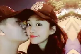 闫学晶儿媳罕秀恩爱，晒与丈夫甜蜜合照称想家，结婚半年分居两地图片