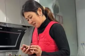 姐弟俩偷偷给妈妈买了金戒指，妈妈得知后训了姐弟说她不要，弟弟帮她戴上后妈妈感动落泪……图片