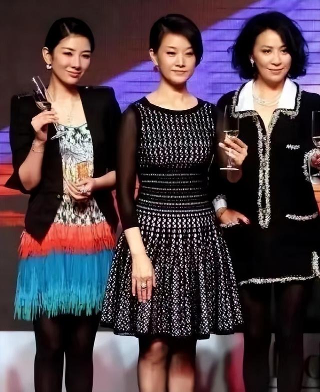 宋祖英终于不藏了，穿丝袜与刘嘉玲同框，一个像少女，一个如大婶