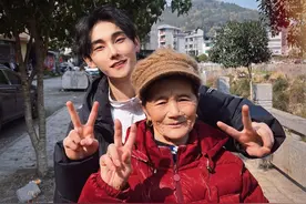 暖新闻 | 小伙假装让奶奶帮录跳舞 奶奶的表情“暖哭”网友图片