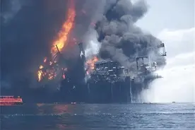 海湾战争，萨达姆为何将500万吨石油倒入波斯湾？图片