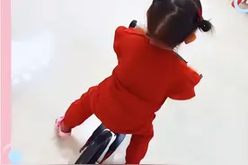 唐嫣儿童节晒女儿背影照，一身红衣扎丸子头，家中骑车可爱到爆图片