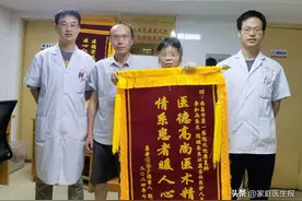 康复训练，让她实现了从坐到站，从站到走！图片