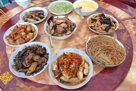 弟弟首次带广东女友回家，妈妈做了一大桌菜，她却直言：无福消受图片