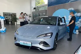 特斯拉Model 3最大劲敌，全新比亚迪海豹实车到店，本月底上市图片