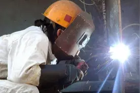 他技校毕业，在加拿大做电焊工，一天狂赚5000，改变一家人命运图片