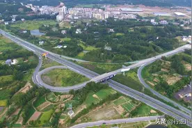 两百多公里要开八个多小时，成巴高速公路为何成为了四川第一堵图片