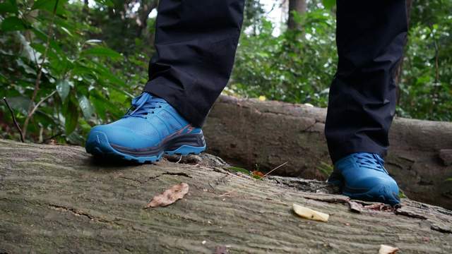 天越EXTREK全防水户外跑鞋：给你翻山越岭的安全感