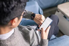 我偷看女儿的手机，发现她和一个美女暧昧不清，我该怎么面对她？图片