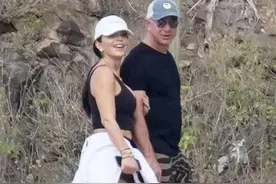 贝佐斯携52岁女友徒步，众朋友面前上演“摸臀杀”，女友比他还壮图片