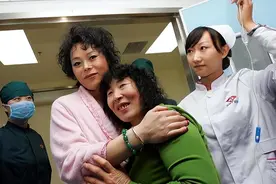 2006年，辽宁50岁老汉做变性手术，跟妻子姐妹相称，女儿叫他姑姑图片