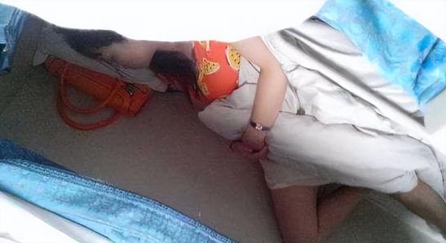 16岁少女坐火车硬卧被侵犯，男子被抓后狡辩称：我就蹭了蹭没进去