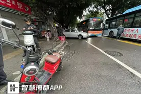 突发！福州凤凰池新村，小车与电动车相撞，骑手倒地受伤图片