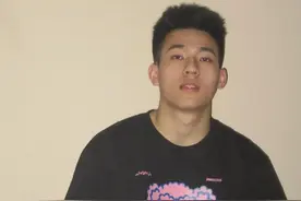 小哥哥打排球的，这么壮应该能挡住不少球吧图片