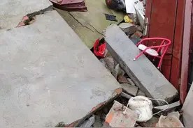 40年老屋凌晨被强拆，67头小猪跑丢，没签协议“被打款”14万，镇政府称是河边简易房，“多次叫签，他不签”图片
